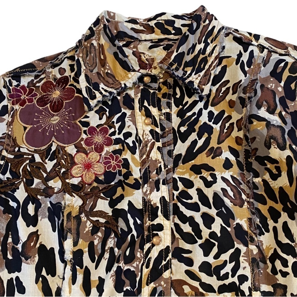 LOVE, LILLY -‎ ANIMAL PRINT EXTENSIVE EMBROIDERY & APPLIQUÉ BLOUSE - SIZE LG B13